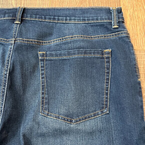 Gloria Vanderbilt Amanda Embroidered Jeans – Size 18 - Picture 8 of 16